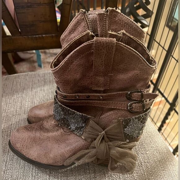 Gorgeous Not Rated size 6 cowgirl booties - Picture 1 of 7